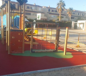 Read more about the article Instalación de suelo de seguridad en caucho continuo  para entornos de juegos infantiles